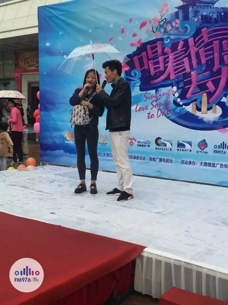 這是一位在校大學(xué)校，暗暗的喜歡純純的愛。