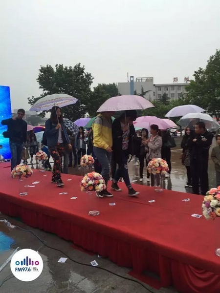 　　好友從屏幕后面走出來，他們特意從陜西、平頂山趕來為兩人送出祝福。