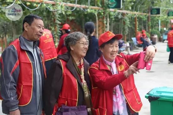 爺爺奶奶叔叔阿姨被盛運莊園的景致吸引，紛紛拍照留影