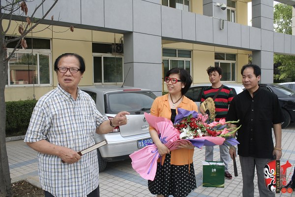  左起：著名豫劇表演藝術(shù)家賈庭聚、河南電臺(tái)戲曲廣播總監(jiān)木子、唐派再傳弟子郭志成等待看望馬云玲女士