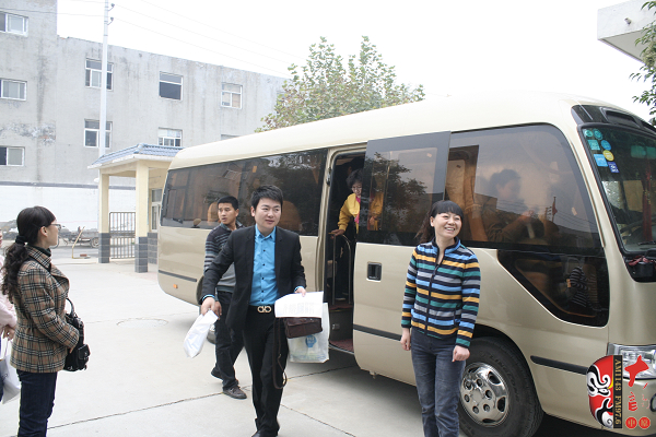 河南電臺(tái)戲曲廣播些眾多戲曲名家一行來(lái)到鄭州市二七區(qū)敬老院