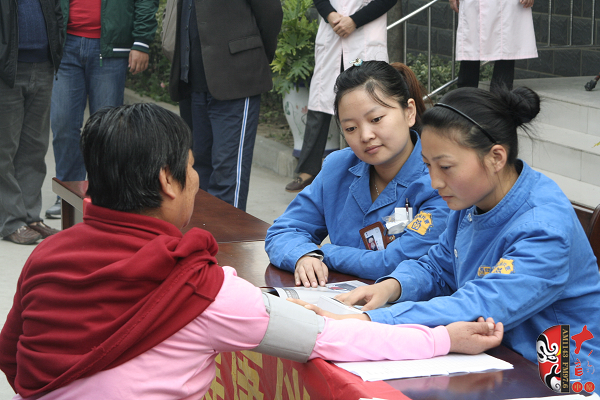 活動(dòng)現(xiàn)場(chǎng)為敬老院的老人免費(fèi)義診