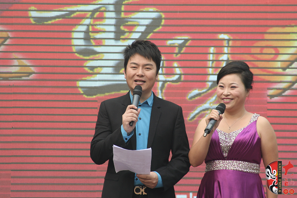 活動(dòng)由著名戲曲節(jié)目主持人，河南電臺(tái)戲曲廣播當(dāng)家小生月陽(yáng)（左）戲曲廣播《票友排行榜》主持人丁蘭（右）主