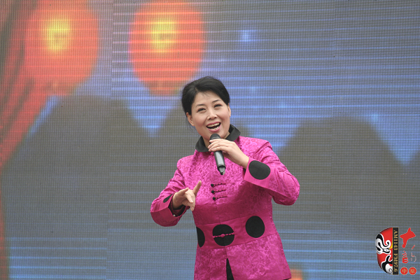 著名曲劇表演藝術(shù)家、中國(guó)戲劇梅花獎(jiǎng)獲得者方素珍演唱曲劇《風(fēng)雪配》選段“今日是我出閨的前一天晚上”