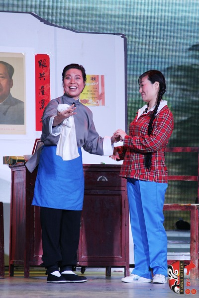 第三場(chǎng)，河南電臺(tái)戲曲廣播總監(jiān)木子（左）飾栓保娘，《梨園星秀場(chǎng)》《有你就有戲》主持人媛媛（右）飾銀環(huán)