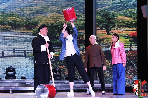 第五場(chǎng)，素雅青年豫劇團(tuán)徐國(guó)言飾老支書(shū)