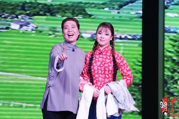 第九場(chǎng)，河南電臺(tái)戲曲廣播總監(jiān)木子（左）飾栓保娘，素雅青年豫劇團(tuán)劉帥毅（右）飾銀環(huán)