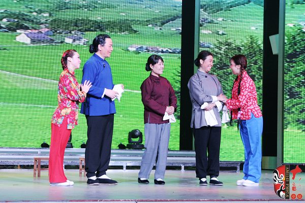 著名戲曲節(jié)目主持人、河南電臺(tái)戲曲廣播當(dāng)家小生月陽(yáng)（左二）反串飾演二大娘