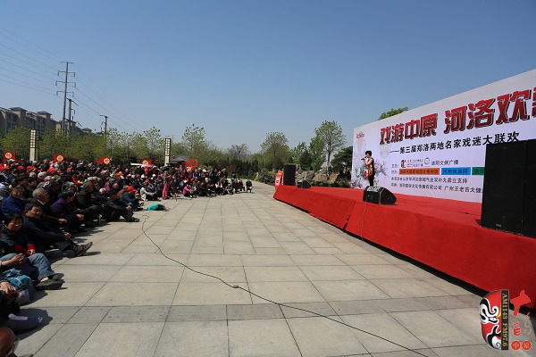 現(xiàn)場沒有凳子的觀眾席地而坐為自己喜歡的藝術家喝彩