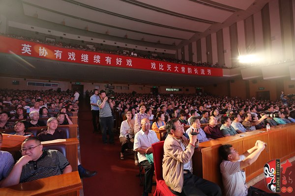 現場熱情的觀眾