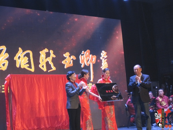 省委組織部副部長、人力資源和社會保障廳廳長楊盛道，省文化廳廳長楊麗萍為玉卿戲曲音樂藝術(shù)研究院揭牌