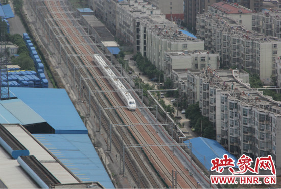 4日上午8點(diǎn)10分，隨著一聲汽笛長鳴，一列“子彈頭”列車緩緩駛出鄭州車站。