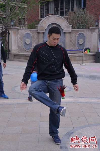 說是比賽，其實(shí)就是活力的釋放，就是開心的海洋，丟沙包、踢毽子、三人四足、滾鐵環(huán)等項(xiàng)目