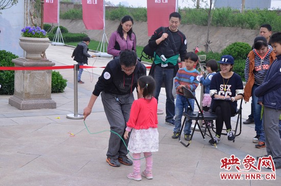 當(dāng)然啦，也有小天使現(xiàn)場跟爸比罷工的，就是不跳，弄的爸爸也哭笑不得。