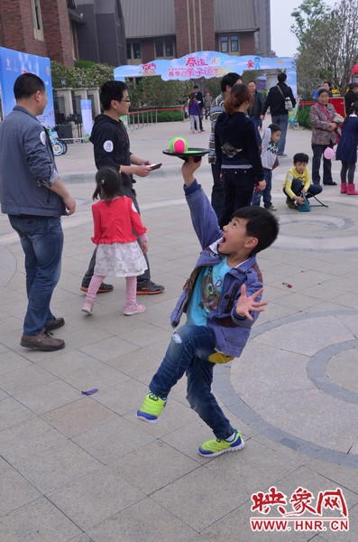 小弟弟，你玩?zhèn)€托球不用這么夸張吧，哈哈！