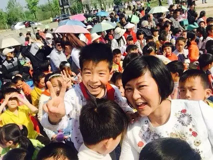 現(xiàn)場(chǎng)看來，陶真姐姐更是倍受孩子們的歡迎！