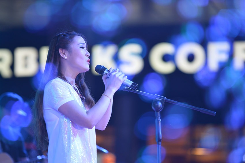 接下來是主播丹丹的《辛德瑞拉》，作為一個音樂節(jié)目的主播，唱歌當(dāng)然都是毛毛雨。