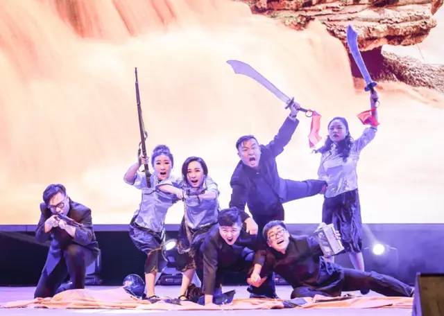 作為本場晚會的最后一個節(jié)目，《黃河大合唱》刷新你完全不一樣的體驗。