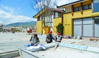 　　別墅工地，工人正在施工。