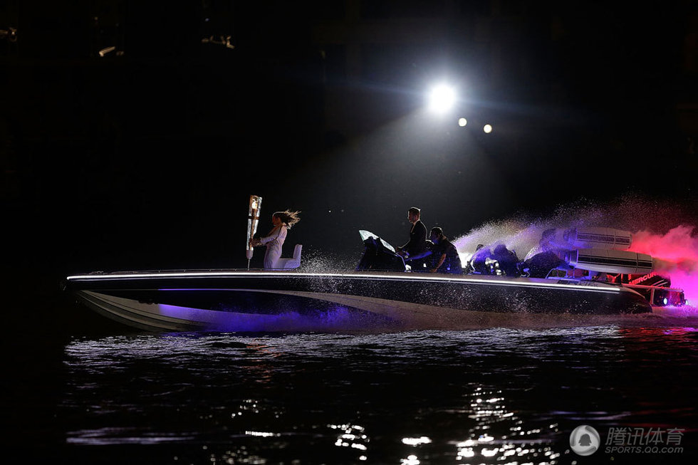 倫敦奧運(yùn)開幕式 小貝乘快艇傳圣火