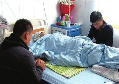 同學(xué)們?cè)诓》靠赐忊暊? alt=