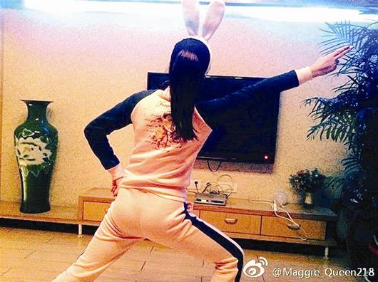 艦載機(jī)起飛手勢引發(fā)模仿熱潮 艦載機(jī)起飛手勢引發(fā)模仿熱潮