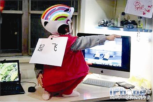 艦載機(jī)起飛手勢引發(fā)模仿熱潮 艦載機(jī)起飛手勢引發(fā)模仿熱潮