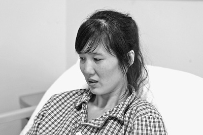 郭萍先做完手術(shù)的左腳剛剛拆線，但還打著石膏，鋼釘也尚未取出