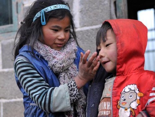 “最堅強(qiáng)留守女童”:9歲撐起一個家 “最堅強(qiáng)留守女童”:9歲撐起一個家