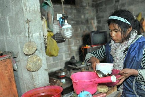 “最堅強(qiáng)留守女童”:9歲撐起一個家 “最堅強(qiáng)留守女童”:9歲撐起一個家