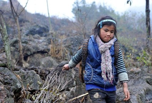 “最堅強(qiáng)留守女童”:9歲撐起一個家 “最堅強(qiáng)留守女童”:9歲撐起一個家