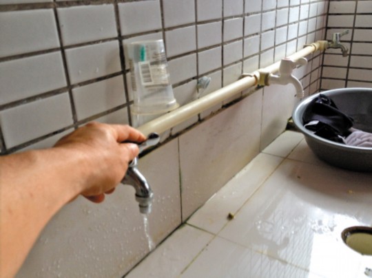 宿舍沒水學生接雨水洗澡？學校稱是學生惡作劇