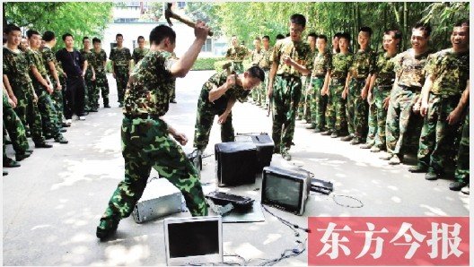 為了讓孩子表達戒除網(wǎng)癮的決心，學(xué)校組織孩子親手砸毀電腦