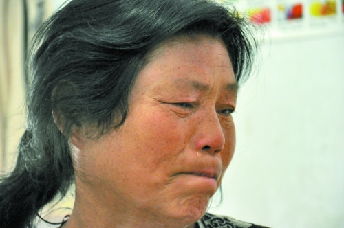 談及女兒的病情，王學(xué)鳳不禁哭了出來