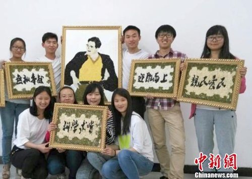 大學(xué)生們?yōu)榧o(jì)念焦裕祿，用黑豆、綠豆、大米等糧食在硬紙板上創(chuàng)作的糧食畫