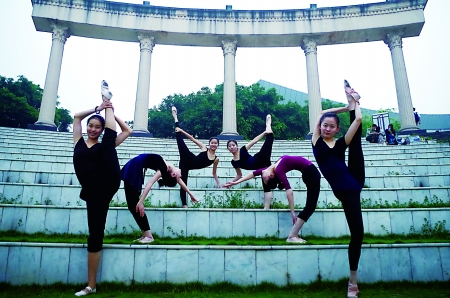 羅同學(xué)和舞蹈隊(duì)的幾位好姐妹在校園標(biāo)志景點(diǎn)羅馬廣場上擺拍 羅同學(xué)和舞蹈隊(duì)的幾位好姐妹在校園標(biāo)志景點(diǎn)羅馬廣場上擺拍