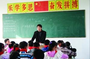 張從友先把妻子帶到學校，然后會準時為學生們上課