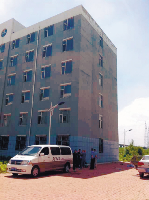 現(xiàn)場(chǎng)被警方封鎖,圈內(nèi)為死者遺體位置 現(xiàn)場(chǎng)被警方封鎖,圈內(nèi)為死者遺體位置