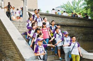 西安小雁塔景區(qū)內(nèi)，學(xué)生們正在古跡前合影留念