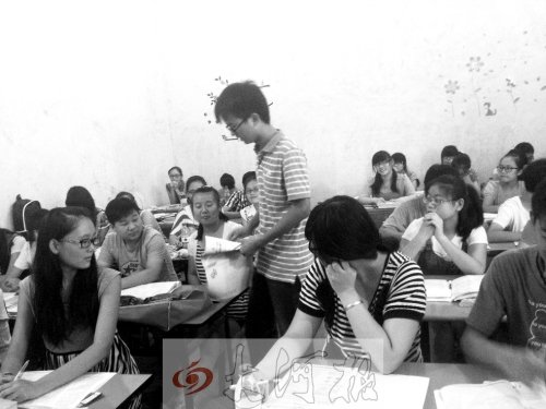 補(bǔ)習(xí)課上，馮昊怡不像老師，更像是學(xué)生們的同學(xué)。