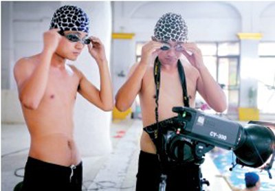 攝影師與助理帶上設(shè)備，準(zhǔn)備下水