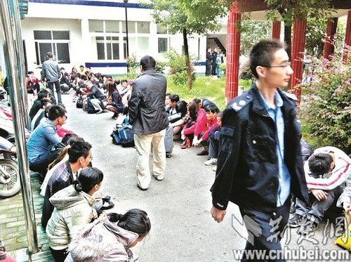 派出所院子里，擠滿了被解救的傳銷人員