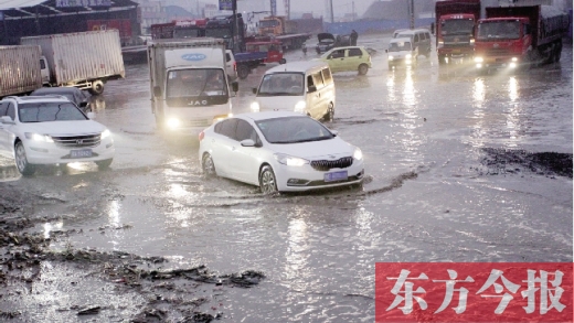 鄭州南四環(huán)柴郭轉(zhuǎn)盤南500米處的“泥坑”，