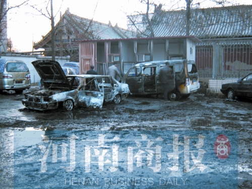 現場，兩輛車被燒得只剩骨架