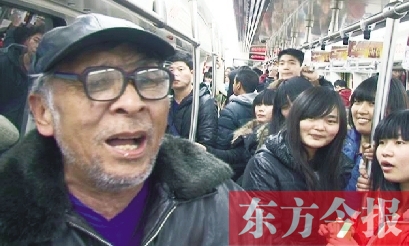 周新路在地鐵車廂內(nèi)為乘客獻歌