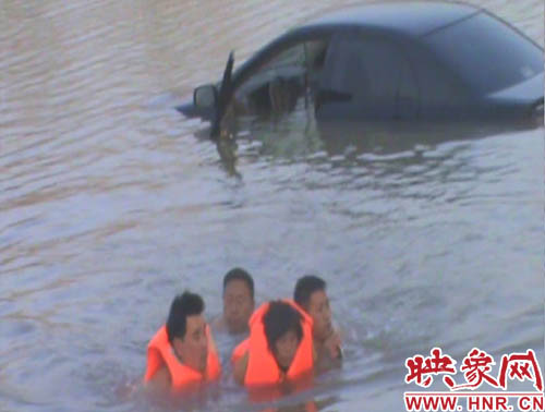 韓明、賈建峰，馮先忠三位市民奮力營(yíng)救落水者