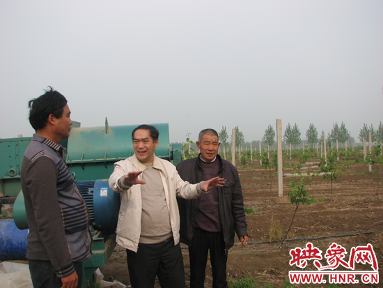 徐書祥向漯河美錦現(xiàn)代農(nóng)業(yè)副總經(jīng)理王德禮(左)和負責(zé)園區(qū)的村黨支部委員劉現(xiàn)庭(右)了解情況