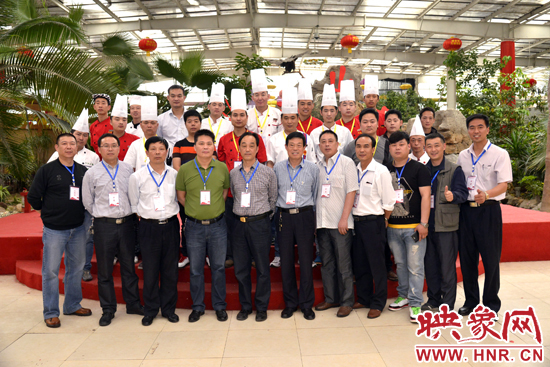 選手、工作人員和評委親密合影