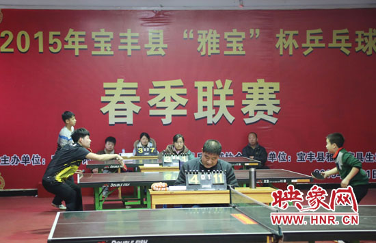 2月22日，河南省寶豐縣兩名乒乓球參賽選手在比賽中激烈角逐。