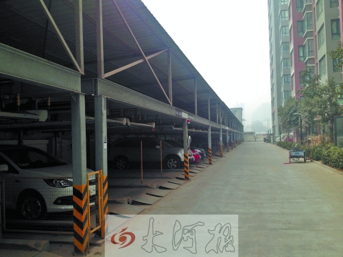 中原區(qū)新禧園小區(qū)，靠著圍墻的空地，建成兩層立體車(chē)庫(kù)。